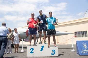 David Romera, el primero por la izquierda, en el podio de la categoría masculina de 1.500 metros (Foto TA)