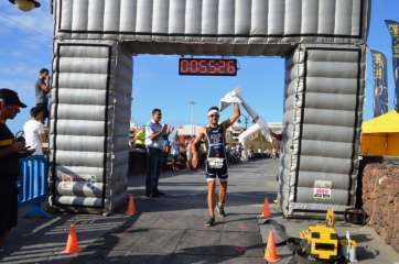 El ganador de la prueba en el momento de cruzar la meta (Foto TA)