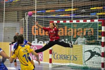 Silvia Navarro realiza una parada ante el Bera Bera en la Supercopa 2014 (Foto José Luis Recio)