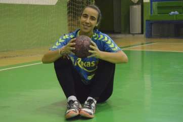 Dara Hernández posa sentada con el balón (Foto TA)