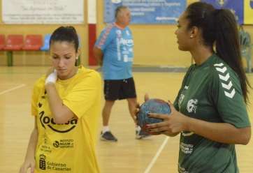 Carmen Delia Simón (i) y Seynabou Mbengue (Foto TA)