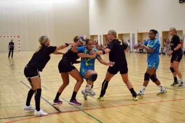 Davinia López trata de penetrar ante la dura defensa danesa (Foto CB Remudas IGC)