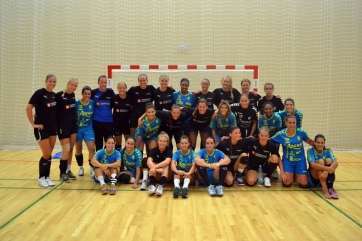 Jugadoras de ambos conjuntos posan tras acabar el partido (Foto TA)