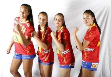 Seynabou Mbengue (i) y Carmen Simón (d), en una foto promocional (Foto RFEBM)