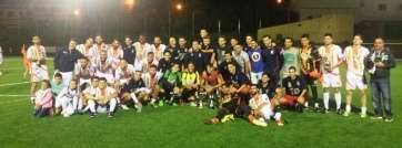 Los equipos con los trofeos (Foto TA)
