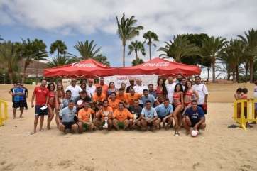 Foto del campeón y subcampeón tras la entrega de trofeos (Foto TA)