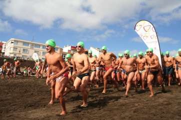 Imagen de archivo de la XII Travesía a Nado de Salinetas (Foto TA)