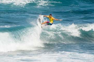Uno de los participantes hace piruetas con su tabla sobre una ola (Foto TA)