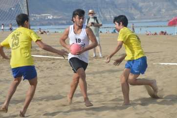 Imagen de un partido de balonmano playa (Foto CB Remudas)