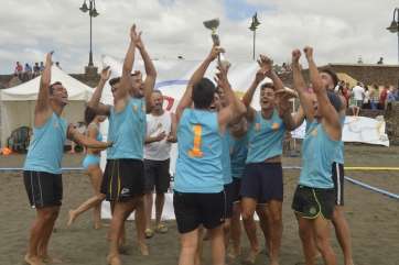 Los Kíkeres celebran la victoria alzando al aire el trofeo de campeón (Foto TA)