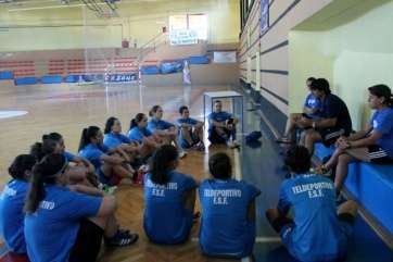 El nuevo entrenador con sus jugadoras (Foto TA)