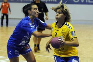 La jugadora teldense María Luján, en un lance del partido (Foto TA)