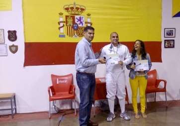 El concejal de Deportes, Diego Ojeda, entrega los trofeos a los ganadores (Foto TA)