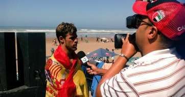Cobo, enfundado de la bandera española, tras proclamarse nuevo campeón de Europa (Foto TA)