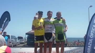 Andrés González, en la primera posición del pódium de Vargas en la categoría máster 50 (Foto TA)