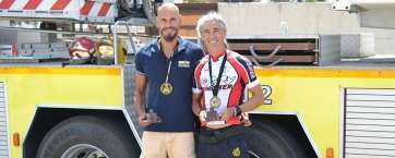 Los bomberos y triatletas Antonio Ramírez (i) y Raúl Santana posan con los trofeos logrados en Lanzarote junto a una escala del parque de La Garita (Foto TA)