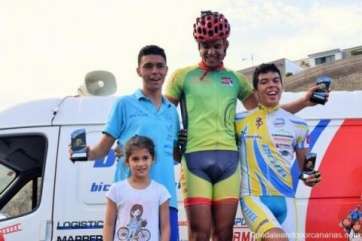 Momento de la entrega de trofeos (Foto TA)