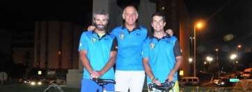 Los triatletas Carlos Afonos, David Martín y Ricardo Santana (Foto TA)