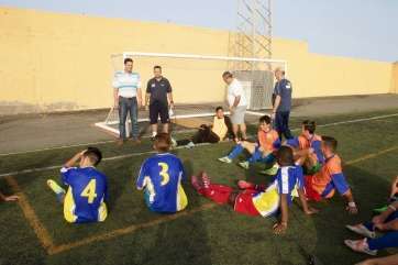 El concejal Diego Ojeda durante la visita al entrenamiento de la selección regional (Foto TA)