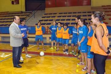 El director general charla con las jugadoras del Preconte Telde (Foto TA)