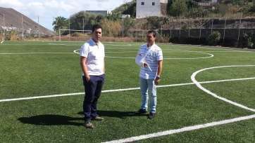 El concejal Alejandro Ramos y el asesor Agustín Déniz, esta mañana en el complejo deportivo de Lomo Magullo (Foto TA)