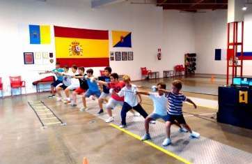 Jóvenes tiradores se adiestran en la esgrima (Foto TA)
