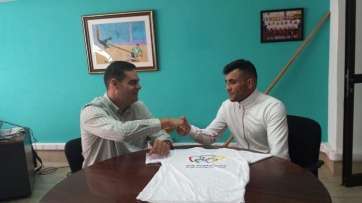 El luchador fue recibido ayer por el concejal de Deportes, Diego Ojeda (Foto TA)