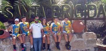 El entrenador Sergio Suárez y sus pupilos, tras la prueba celebrada en Santa Brígida (Foto TA)