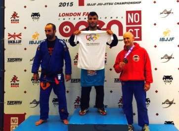 Iván Raúl Rivero, en el pódium tras lograr el oro (Foto TA)