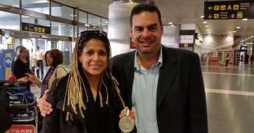 El concejal Diego Ojeda y la deportista internacional de Telde, Marta Mangué (Foto TA)