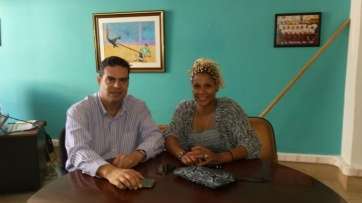 La deportista teldense internacional con el concejal del área (Foto TA)