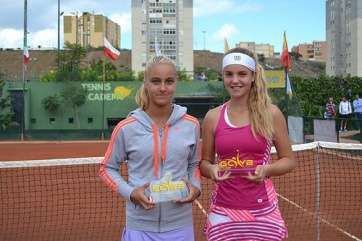 Nerea Guerra y Sara Strombach con los trofeos del campeonato (Foto TA)
