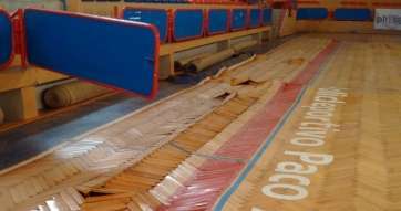 El agua de las lluvias filtrada en el interior del pabellón levantó el pavimento y causó otros destrozos (Foto TA)