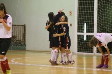 Las jugadoras del Preconte celebra uno de los goles del partido (Foto TA)