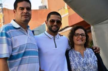 El púgil Ferino V (c), con los ediles Diego Ojeda y Marta Hernández, el pasado domingo en la Carrera Popular Paco Artiles (Foto TA)
