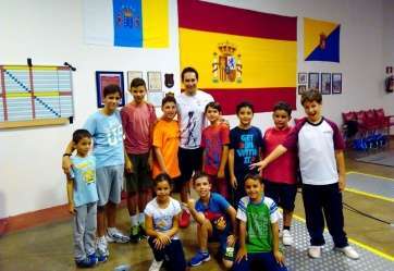 Marius Alvarado, con miembros del club Ceiscan (Foto TA)