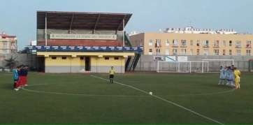 Los equipos guardaron un minuto de silencio al inicio del partido por los fallecidos en la masacre terrorista de Paris (Foto TA)