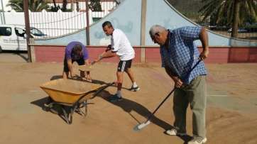 Operarios limpian la cancha (Foto TA)