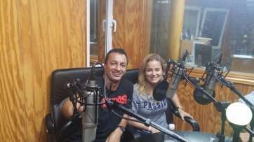 El entrenador Ángel Luis Camacho y la directora general del club, Migdalia Rodriguez, ayer en el programa El mostrador (Foto TA)