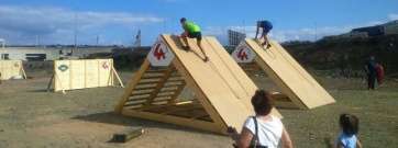 Participantes intentando superar unos obstáculos (Foto TA)