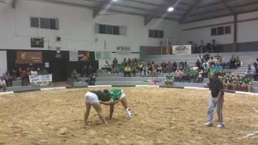 Momento de la luchada de este sábado en el terrero municipal de Las Huesas (Foto TA)