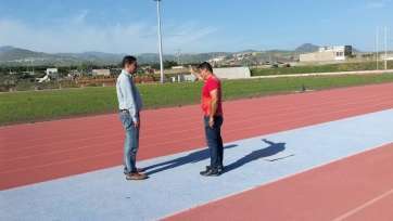 El concejal Diego Ojeda en la pista de atletismo de El Hornillo (Foto TA)