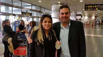El concejal de Deportes, Diego Ojeda, con la jugadora Marta Mangué (Foto TA)