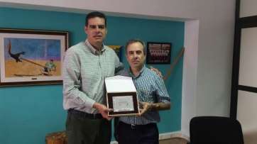 El concejal recoge la placa con el reconocimiento (Foto TA)