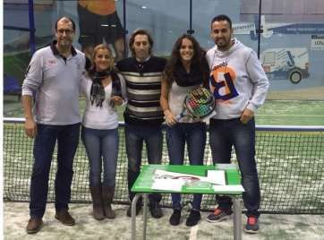 Patricia Amador (2d.), junto a otros participantes en el torneo. (Foto TA)