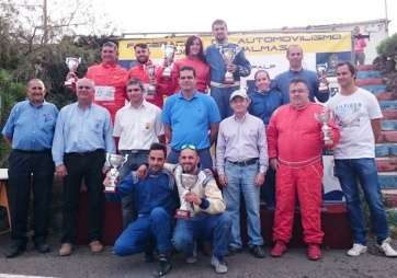 Imagen de familia de los ganadores de la prueba con el concejal de Deportes del Ayuntamiento de Telde (Foto Rafa León)