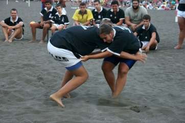 Imagen de una exhibición de lucha canaria en Melenara (fOT