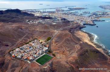 Vista aérea del campo de fútbol de Las Coloradas (Foto www.fotosaereasdecanarias.com)