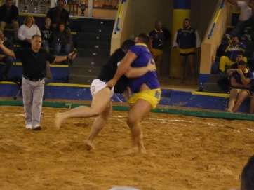 Momento de la luchada celebrada en Ingenio (Foto TA)