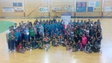 La presencia de Papá Noel desató la ilusión entre los jugadores más pequeños del club (Foto TA)